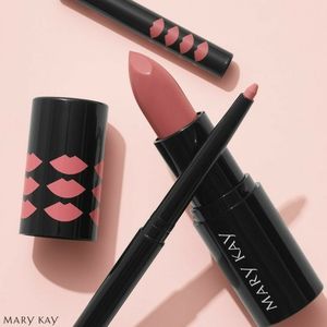 Kit with lipstick and lip lipliner